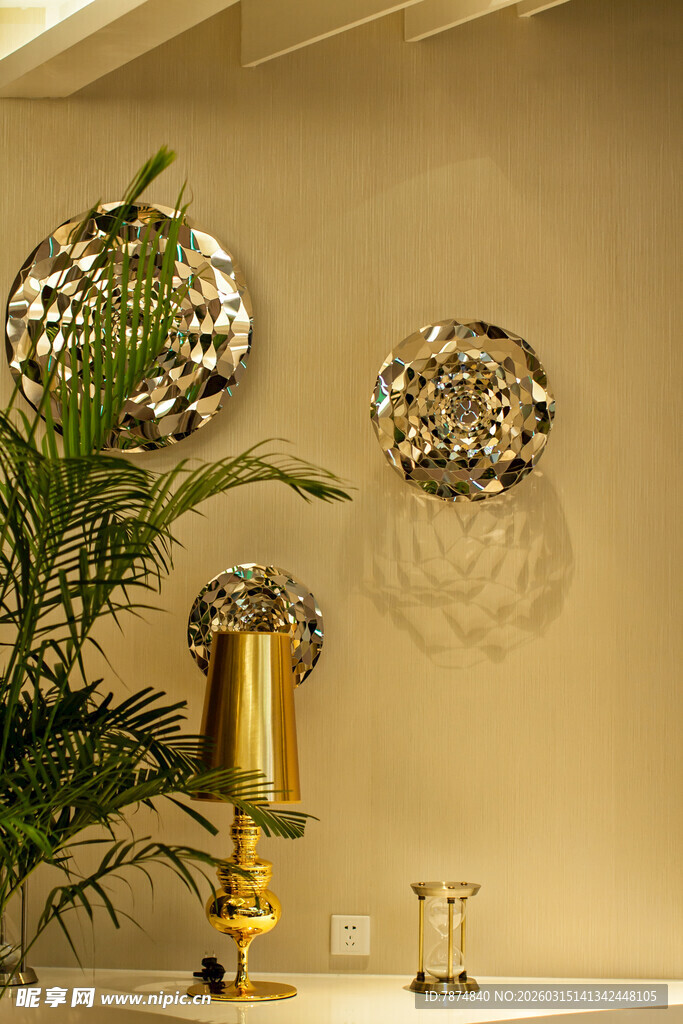 精致墙面装饰与绿植摆件