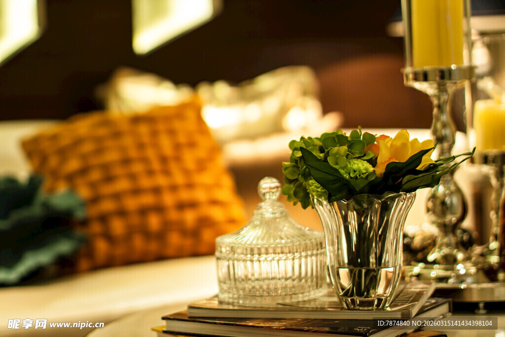 精致餐桌装饰摆件特写