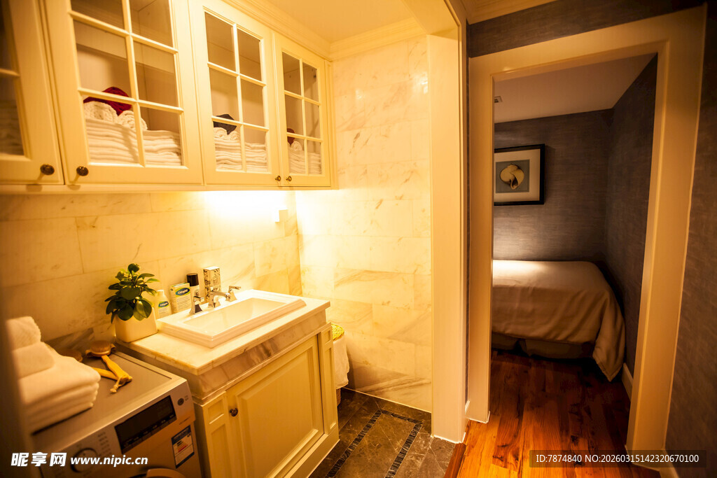 温馨室内一角的家居场景