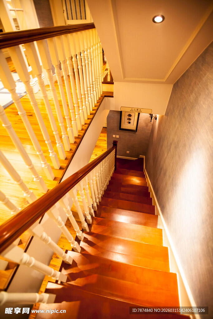 温馨木质楼梯室内一角