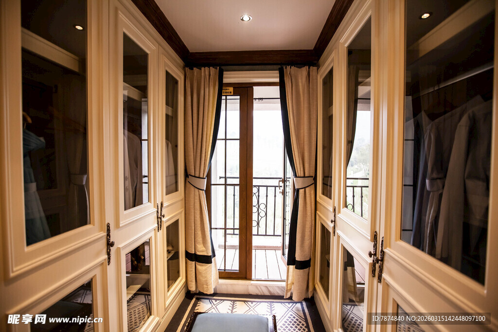 豪华木质衣帽间过道景观