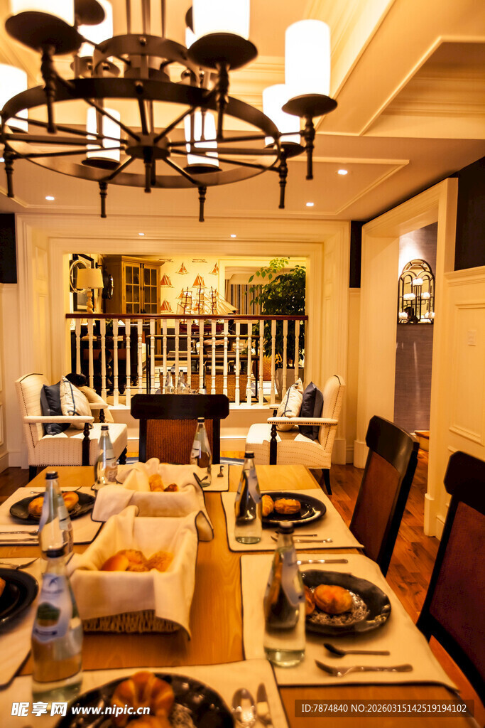 豪华餐厅内精致餐桌布置