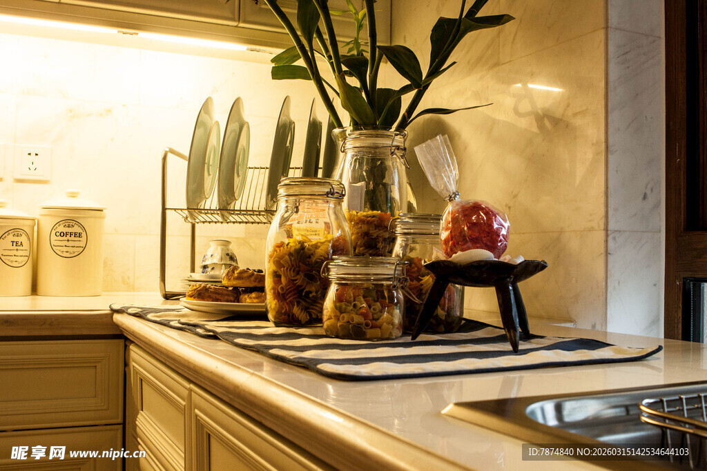 温馨厨房一角的精致摆件