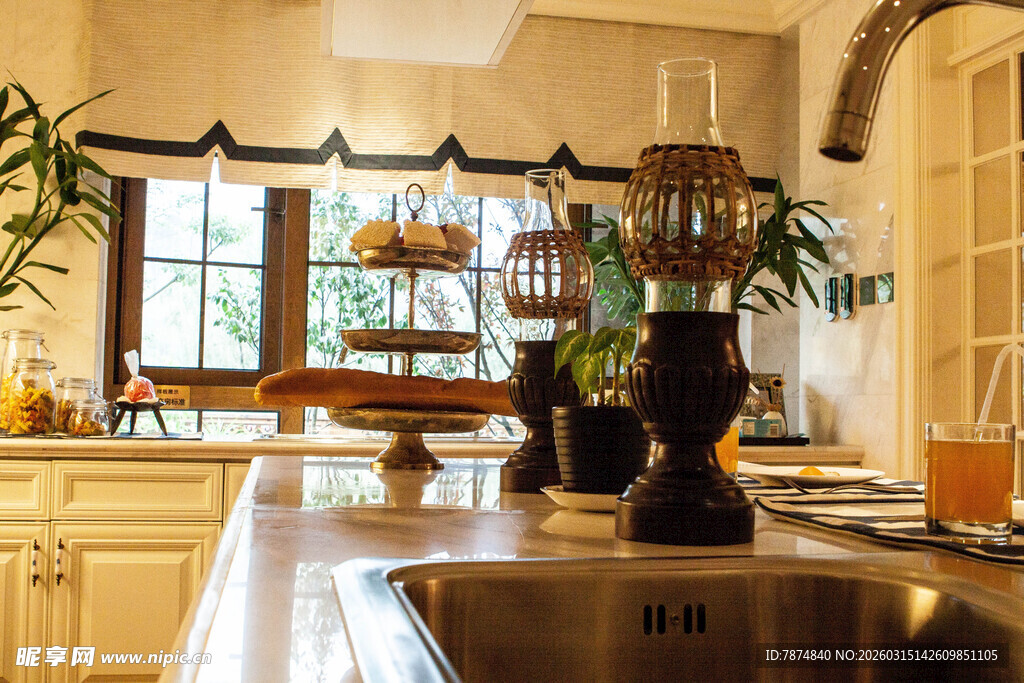 温馨明亮的美式厨房一角