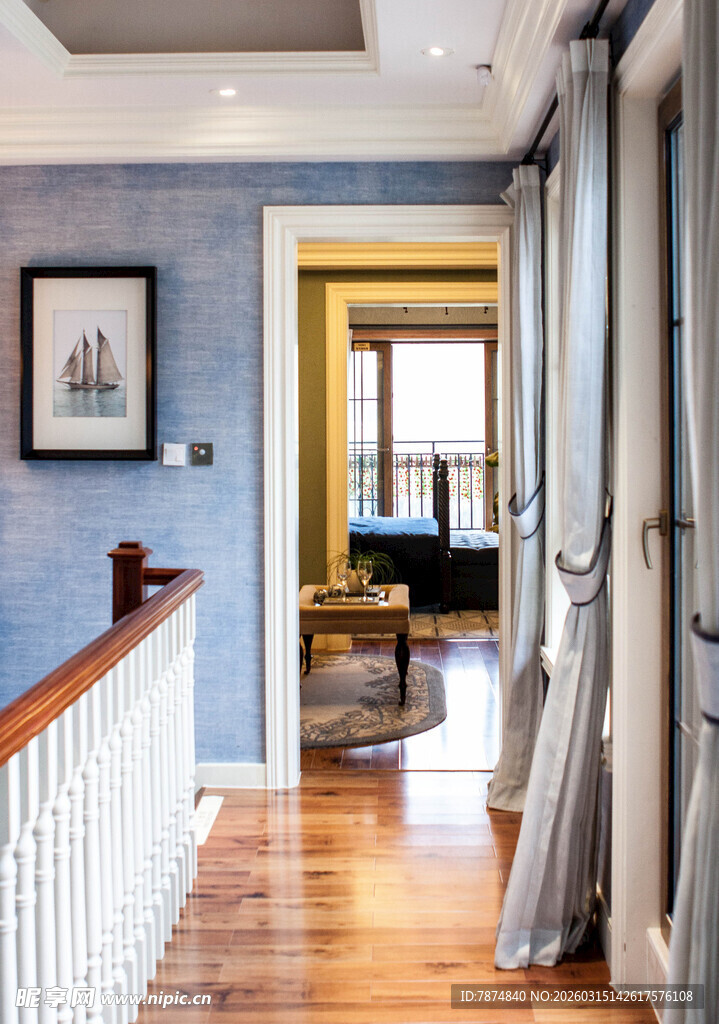 蓝色系温馨家居室内一角