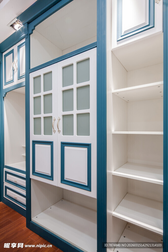 蓝白相间简约风格家居柜体