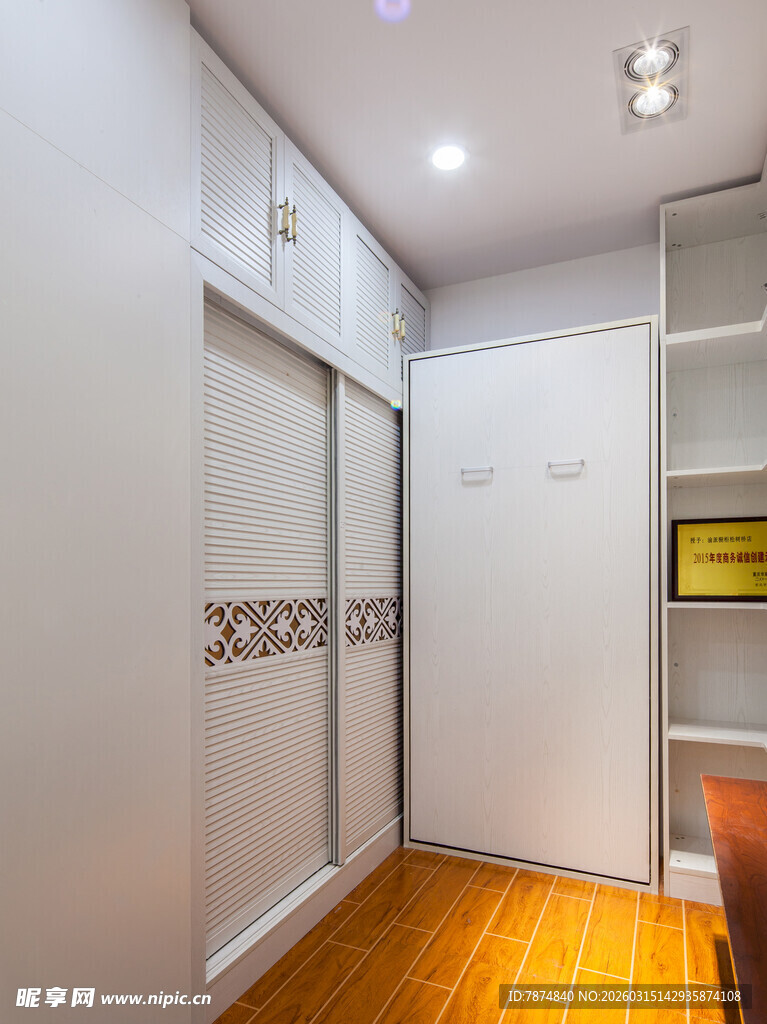 简约现代风格步入式衣帽间