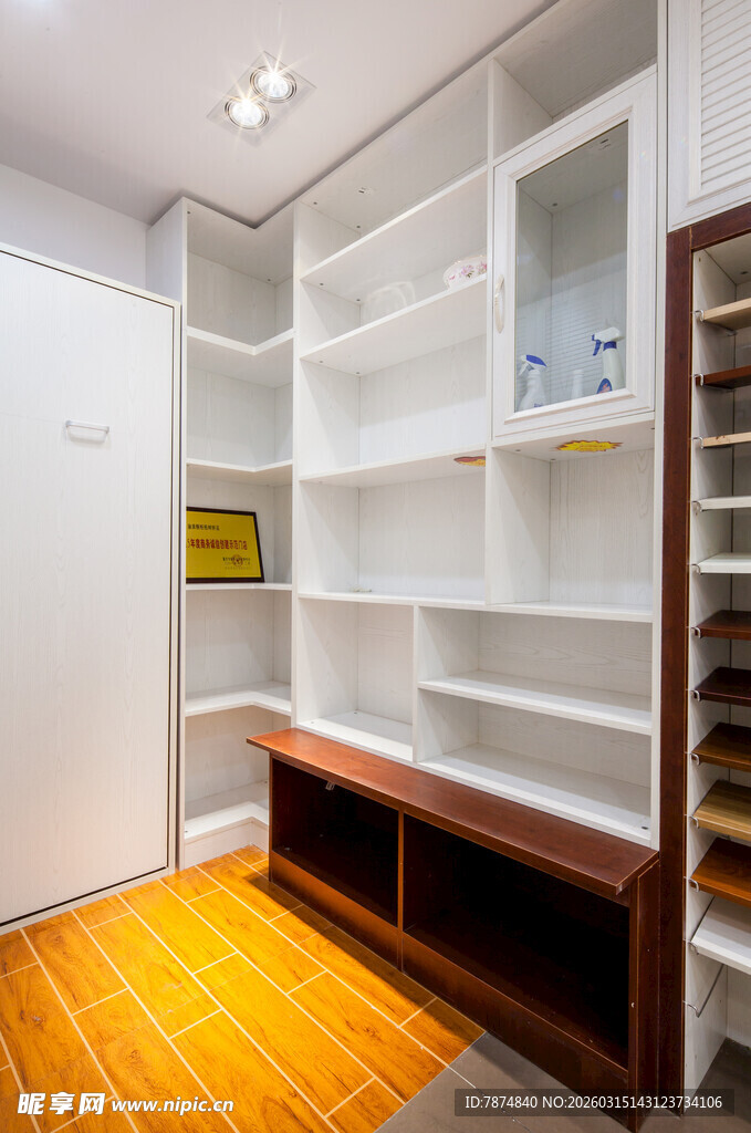 现代简约风格的宽敞储物间