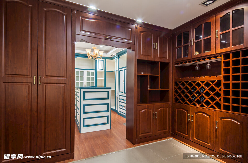 实木酒柜与室内过道景观