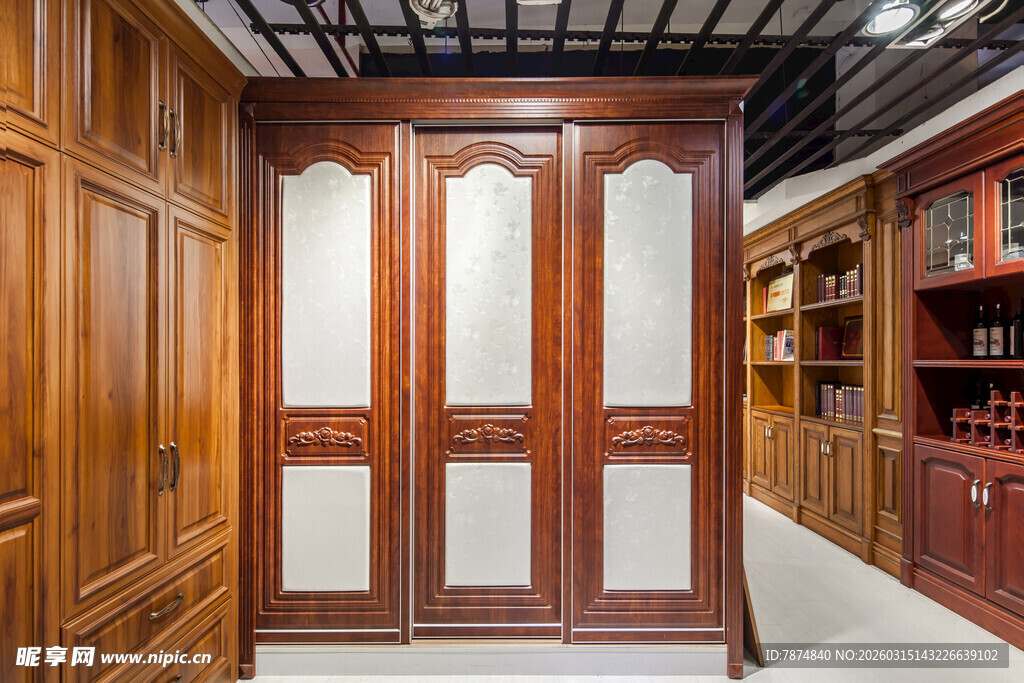 中式实木房间门及收纳空间