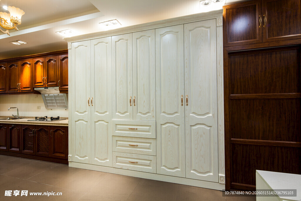 白色欧式风格大衣柜