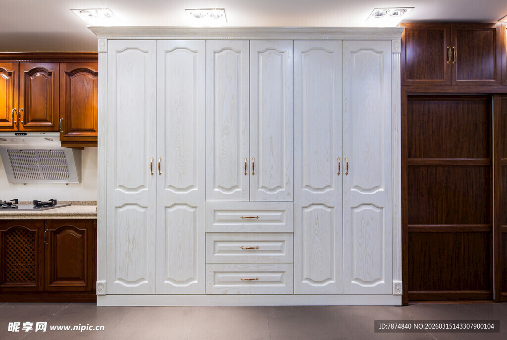 简约白色整体衣柜展示