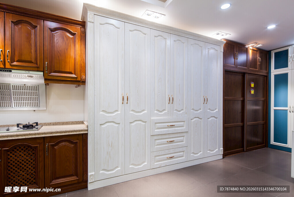 现代风格厨房与白色衣柜