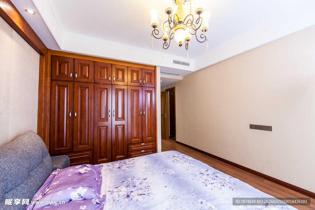 温馨卧室 木质衣柜与吊灯