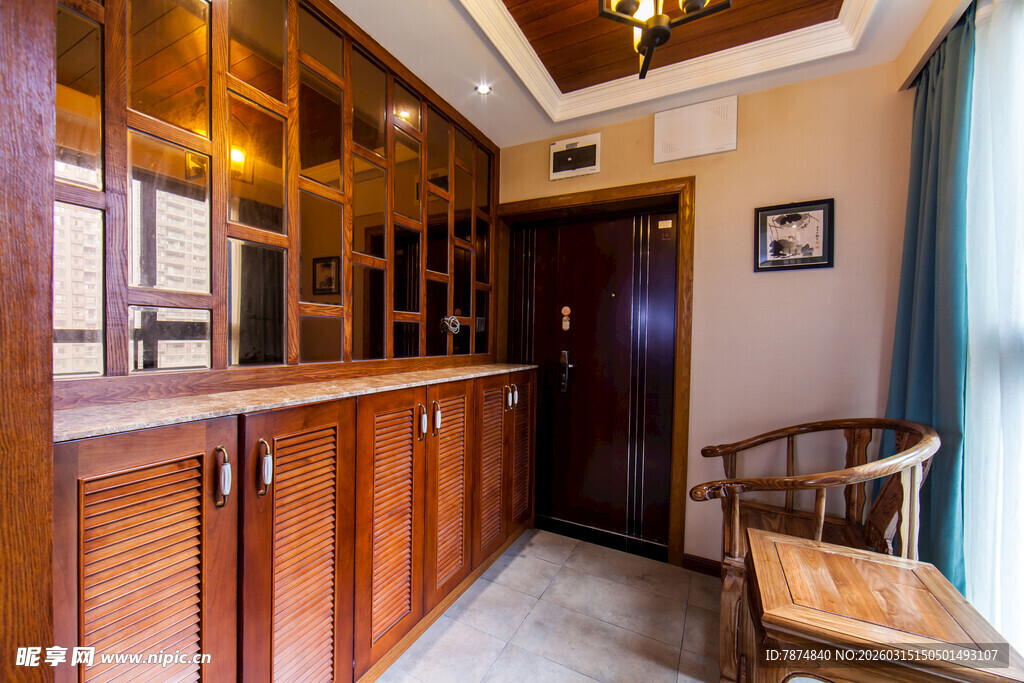 木质家居温馨走廊一角