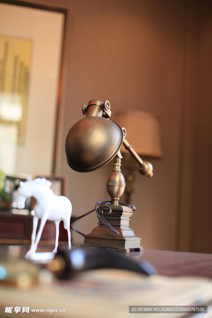 复古摆件装饰于桌面