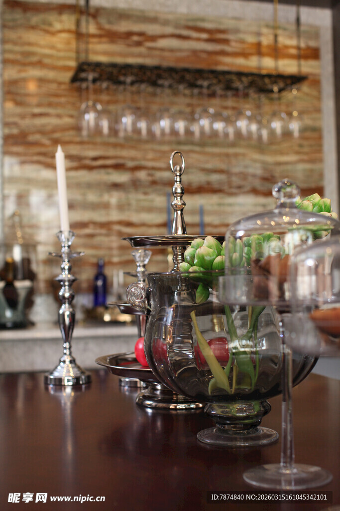 精致吧台装饰与酒杯陈列