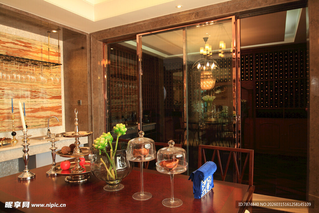 时尚餐厅室内优雅用餐场景