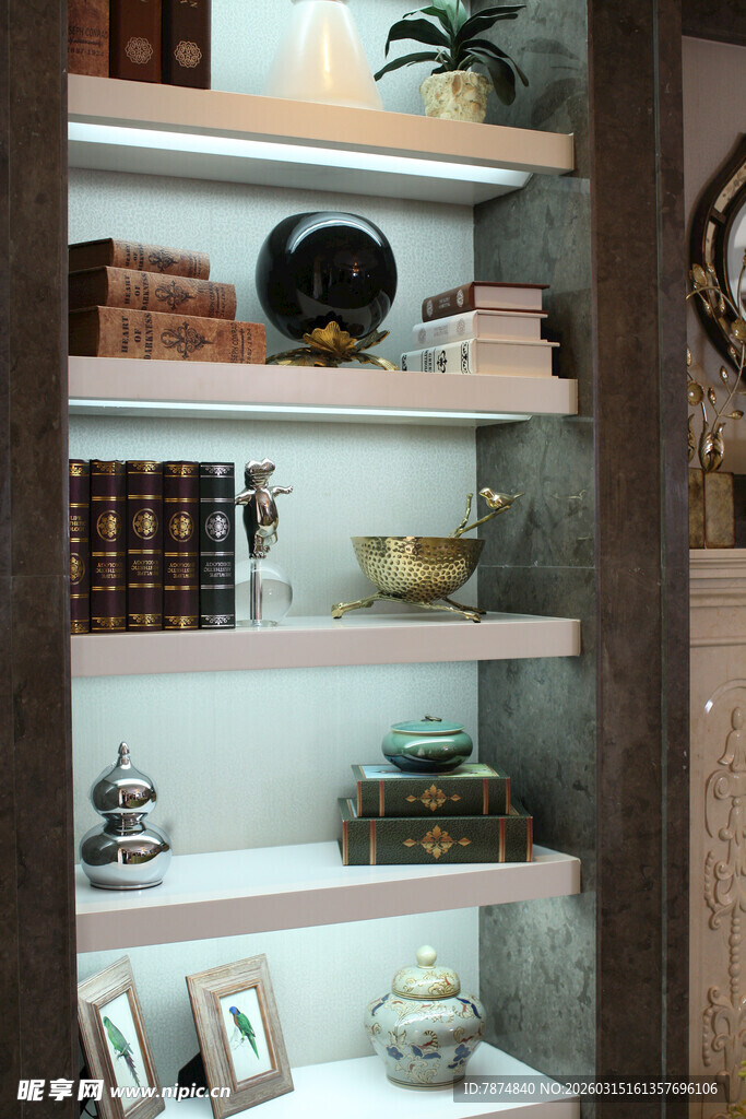 精致书架上的多样摆件