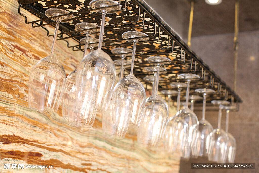 倒挂的晶莹高脚杯