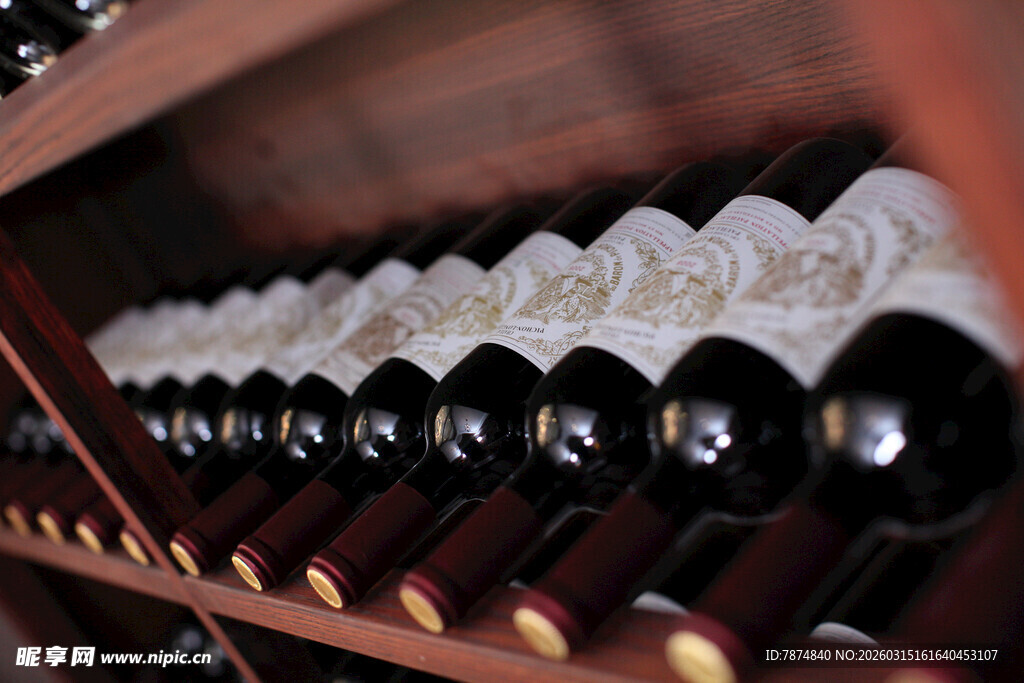 整齐排列的葡萄酒架