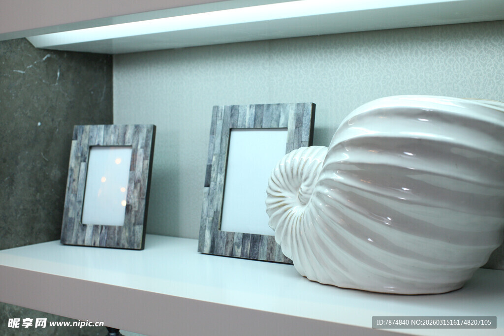 简约架子上的相框与摆件