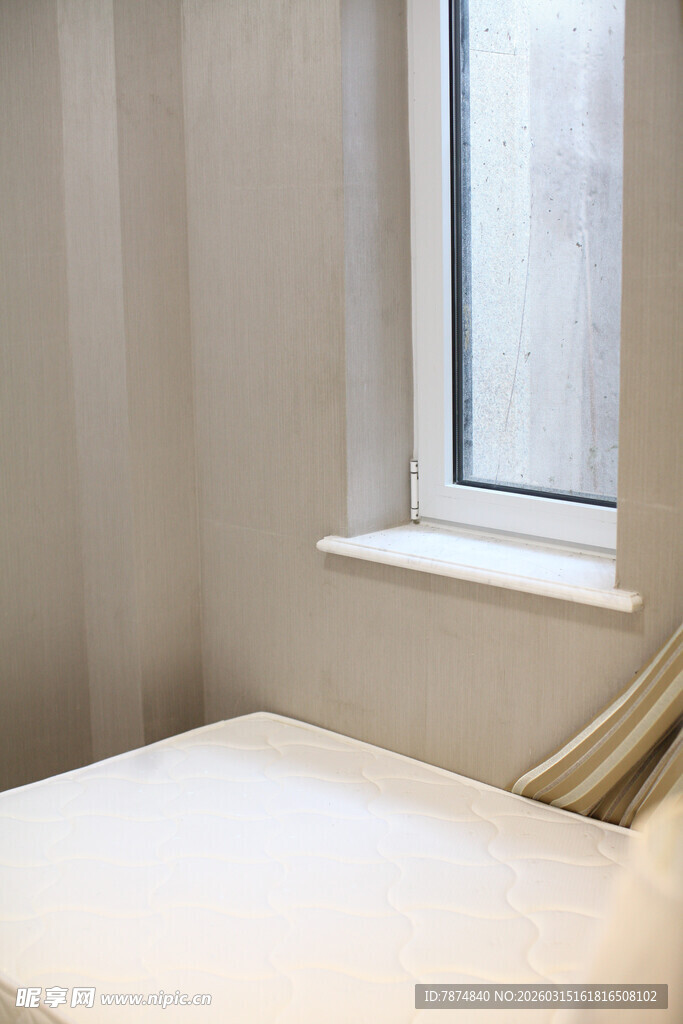 简约卧室窗边床铺一角