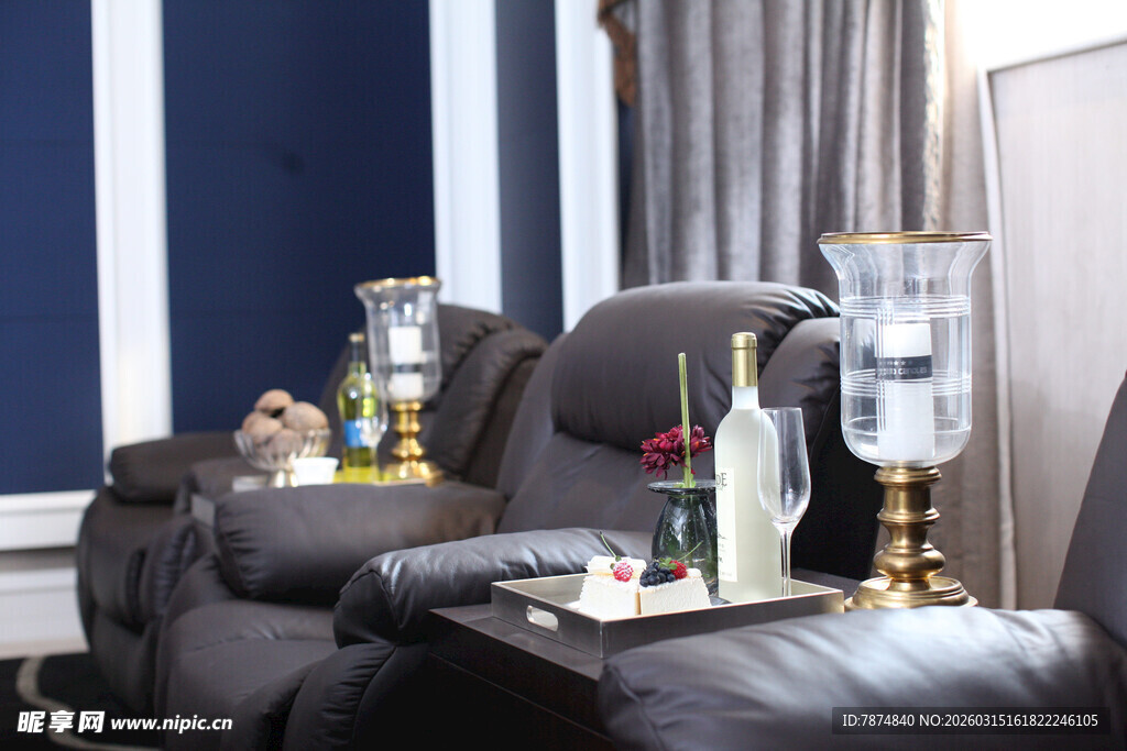 奢华客厅沙发旁精致摆件