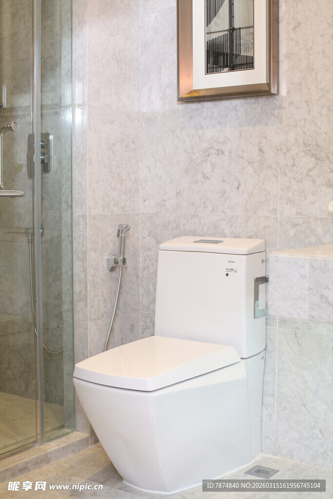 现代简约风格卫生间马桶