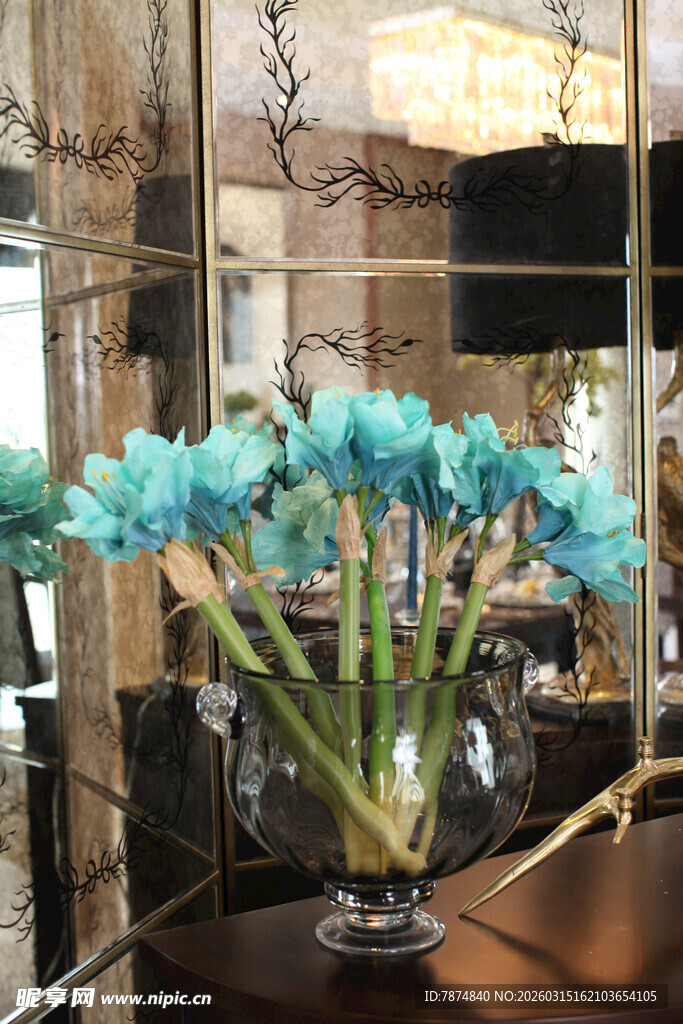 蓝色花卉装点室内空间