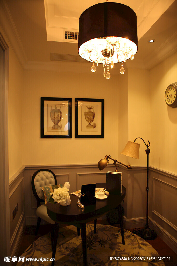 温馨复古风走廊角落场景