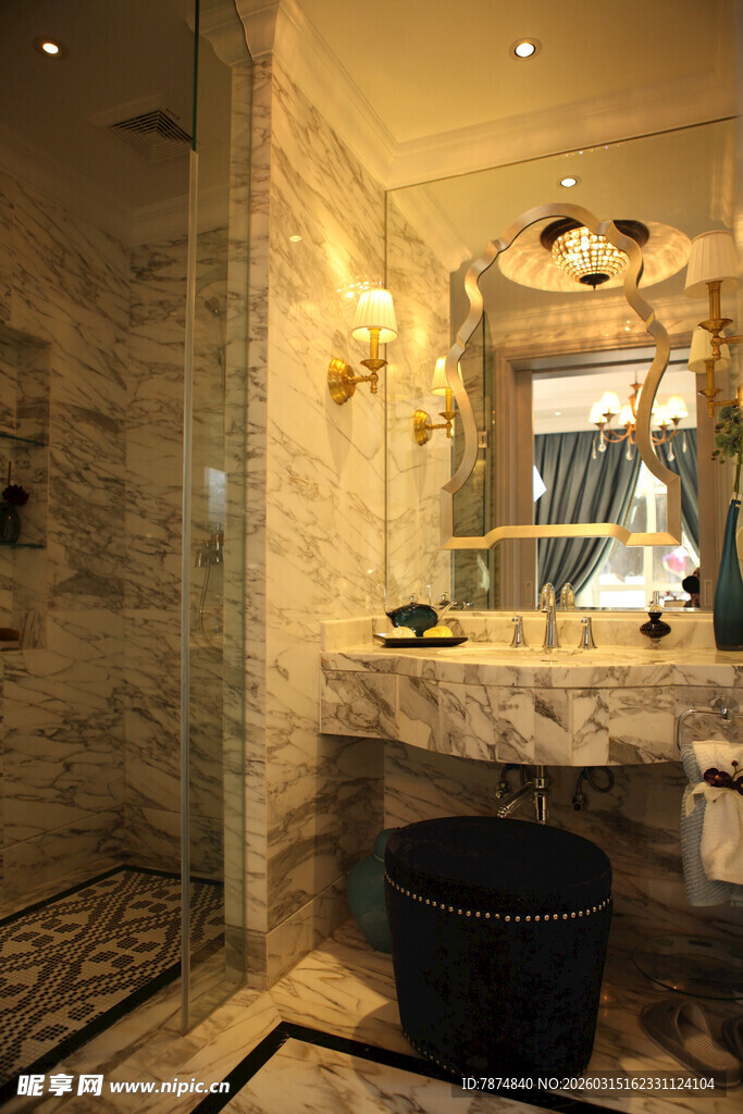 豪华大理石装饰的浴室空间