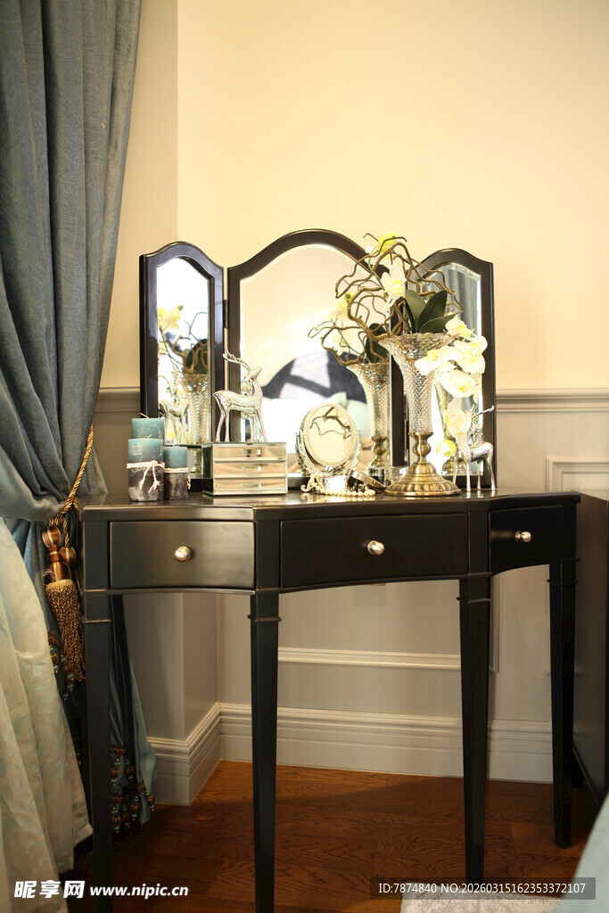 精致古典梳妆台及装饰摆件