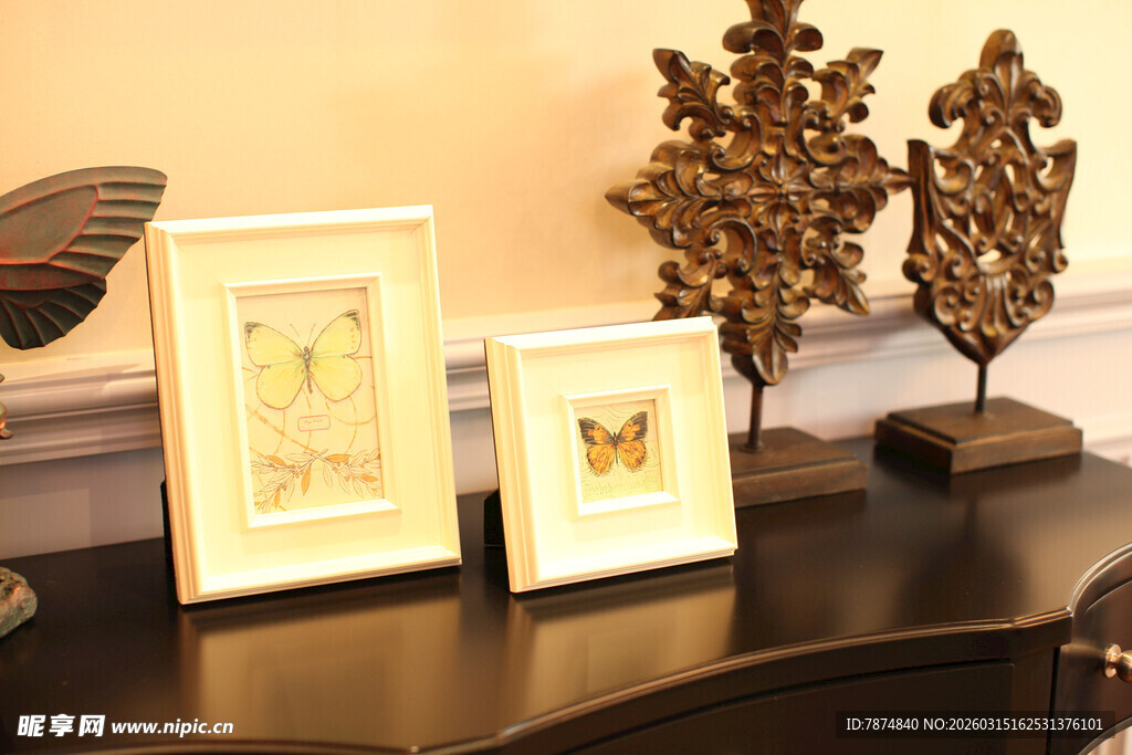 复古摆件与相框装饰组合