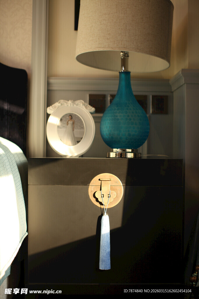 复古台灯与装饰摆件