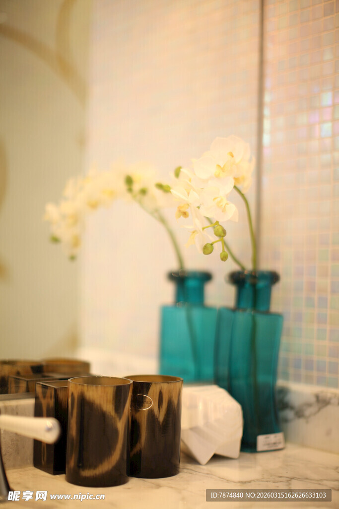 浴室中的花瓶与原木装饰