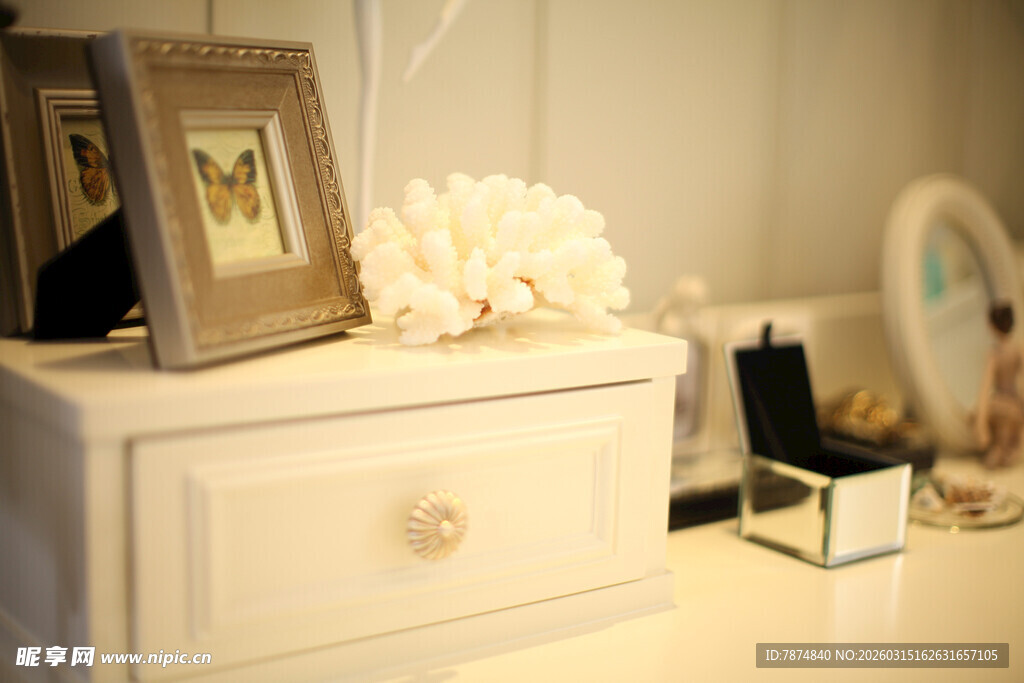 精致白色梳妆台摆件展示