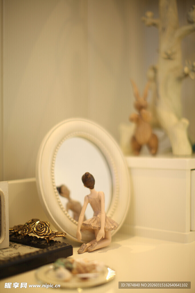 复古镜前的精致小摆件