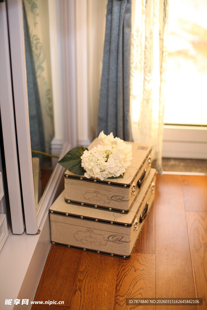 窗边堆叠的精美草编礼盒