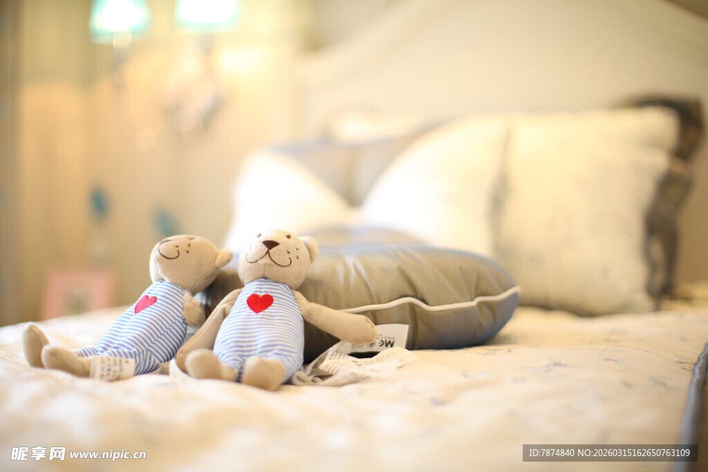 床上可爱毛绒玩具相伴