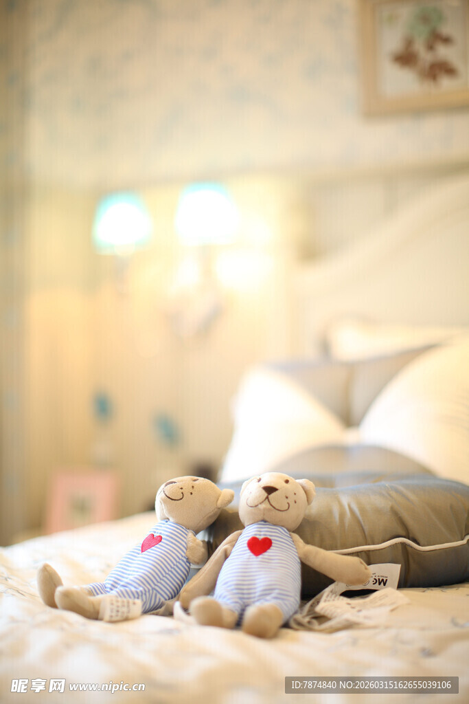 温馨卧室中的可爱毛绒玩具