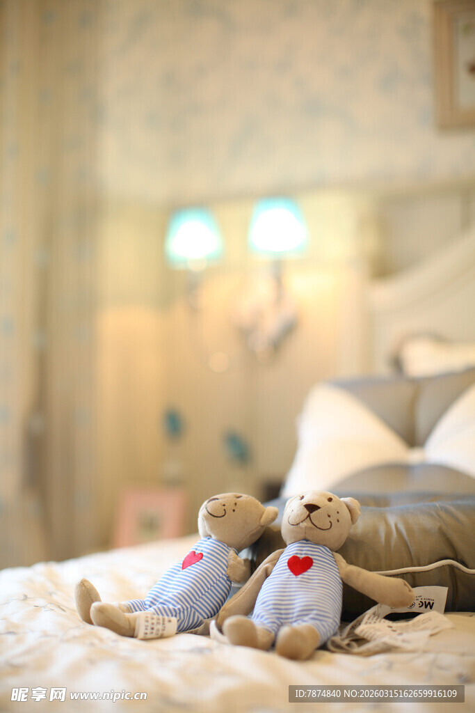 温馨卧室中的可爱毛绒玩具