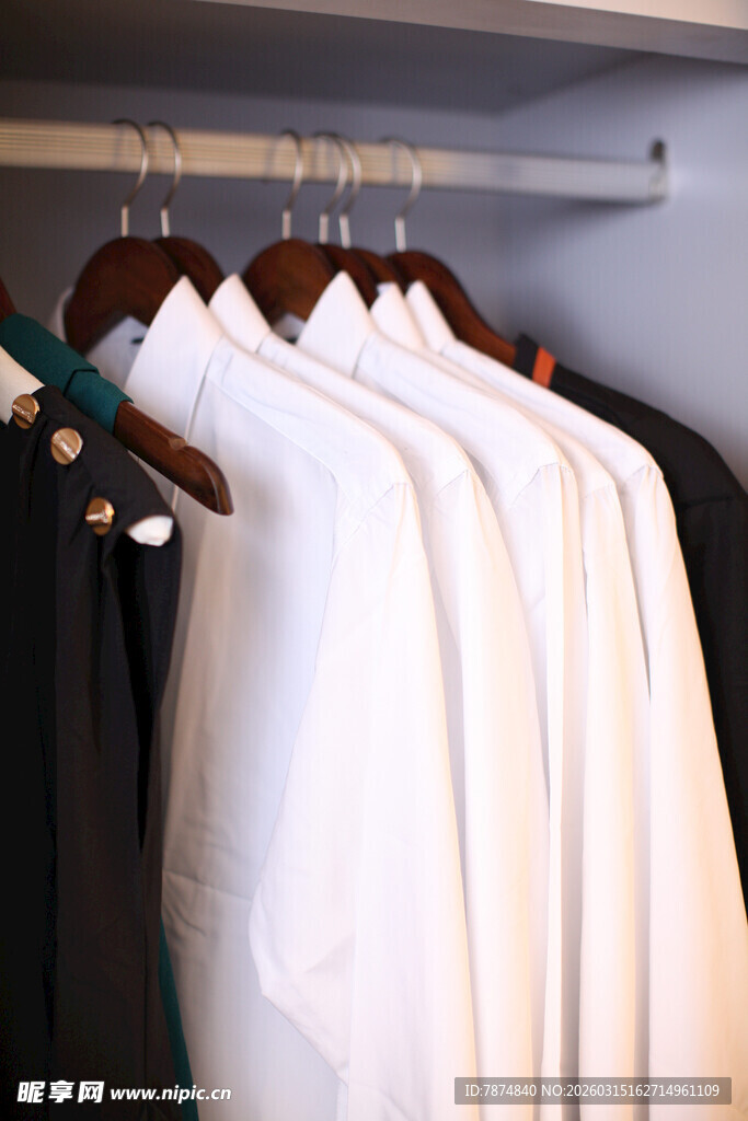 衣柜中挂着的整洁衣物