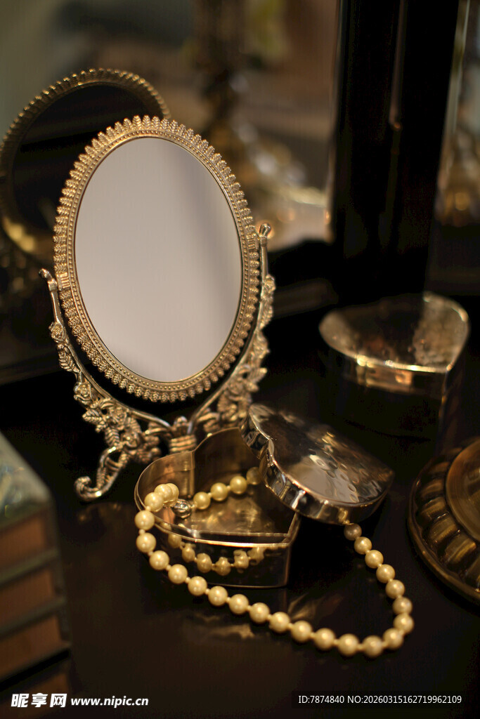 复古金框首饰展示