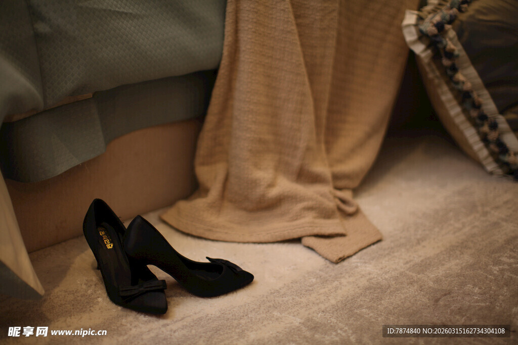 床边的黑色高跟鞋与织物