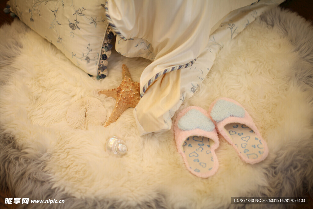 破旧地面上的拖鞋与布料