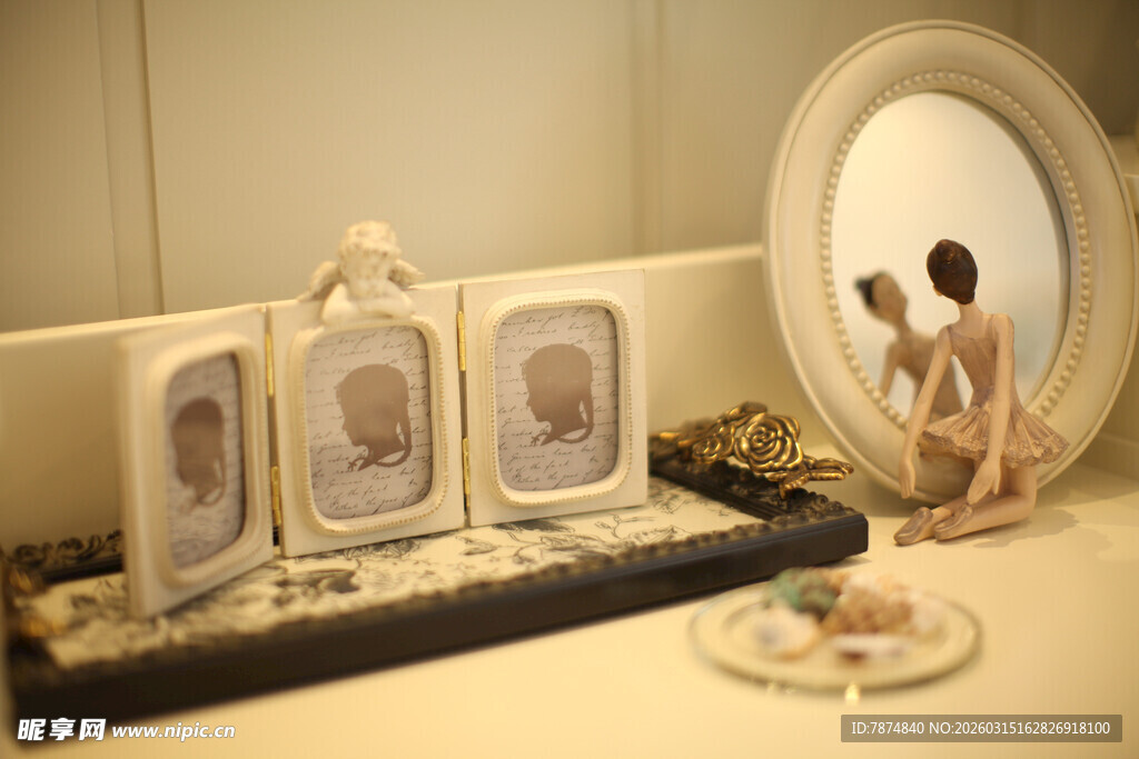 复古相框与装饰摆件