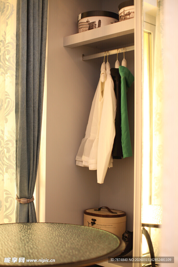 简约衣柜一角展示