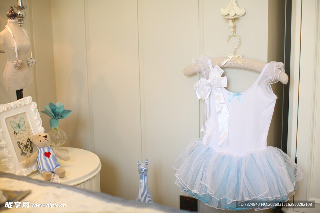 可爱芭蕾裙挂于温馨房间