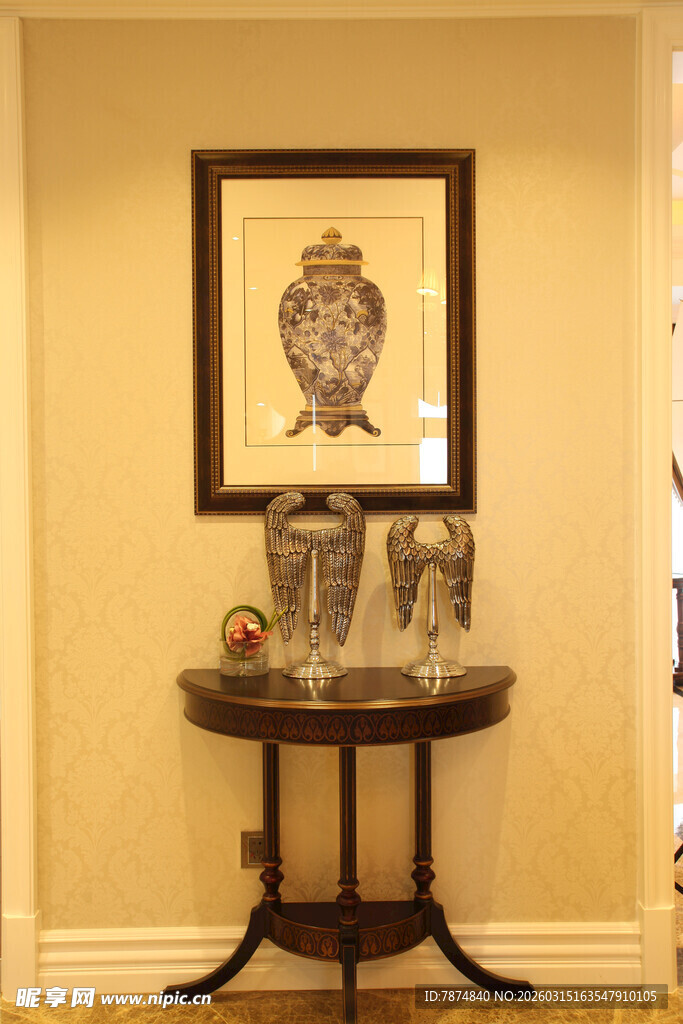 中式装饰桌搭配精美摆件